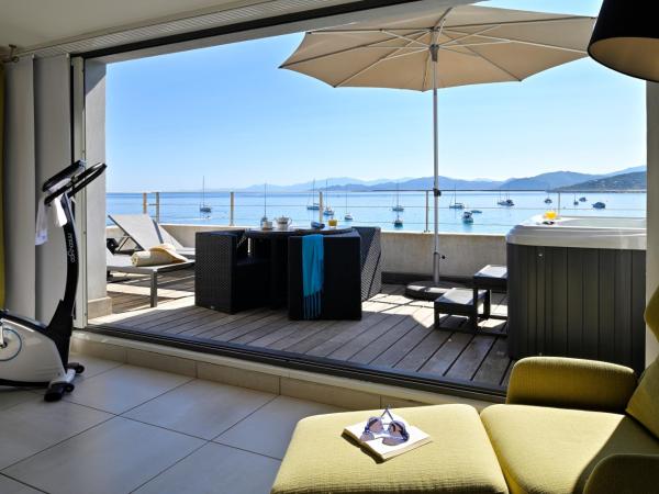 L'Escale Côté Sud : photo 1 de la chambre suite avec jacuzzi - vue panoramique sur mer