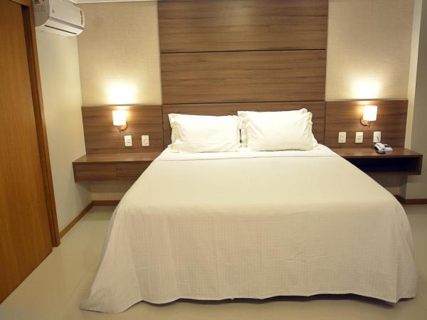 Pituba Praiamar Hotel : photo 9 de la chambre suite lit king-size avec baignoire spa