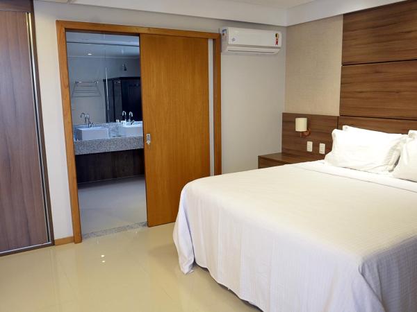 Pituba Praiamar Hotel : photo 2 de la chambre suite lit king-size avec baignoire spa