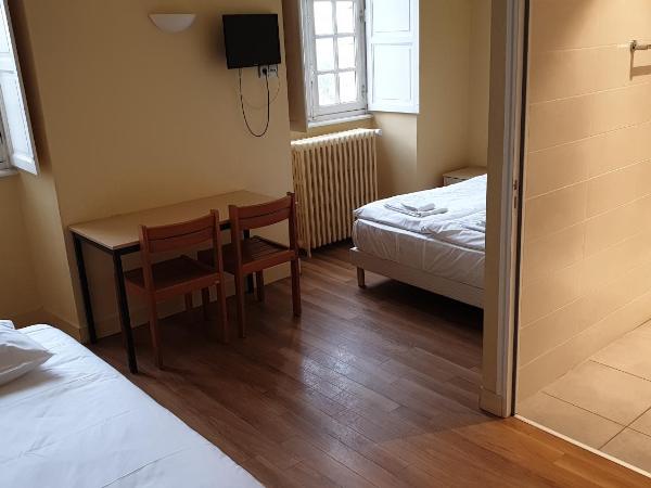 Hôtellerie Saint Yves : photo 3 de la chambre chambre triple - accessible aux personnes à mobilité réduite