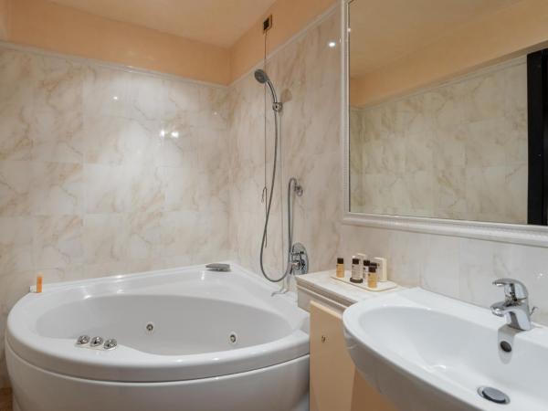 Hotel Leopardi : photo 4 de la chambre suite junior avec baignoire spa