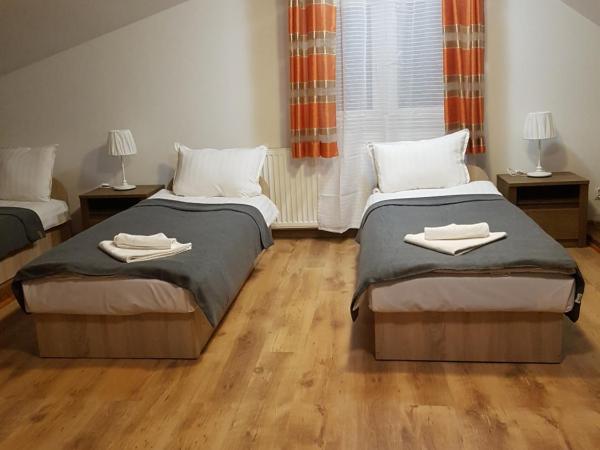 Hostel Mleczna - Metro Zacisze : photo 2 de la chambre chambre quadruple avec salle de bains commune