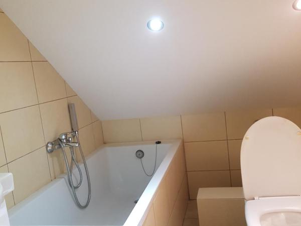 Hostel Mleczna - Metro Zacisze : photo 6 de la chambre chambre quadruple avec salle de bains commune