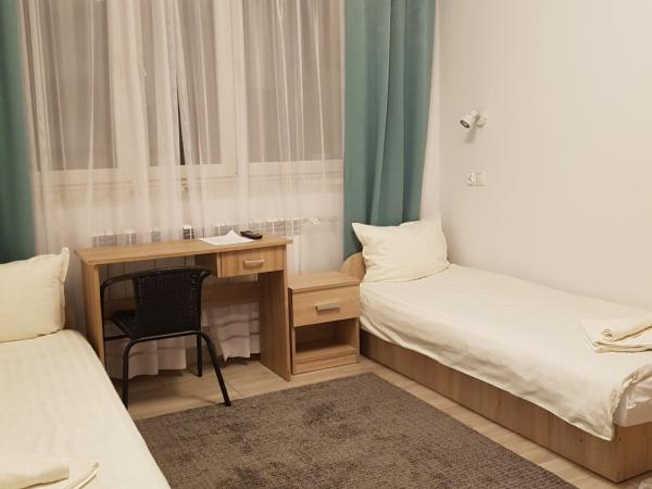 Hostel Mleczna - Metro Zacisze : photo 5 de la chambre chambre lits jumeaux standard avec salle de bains commune