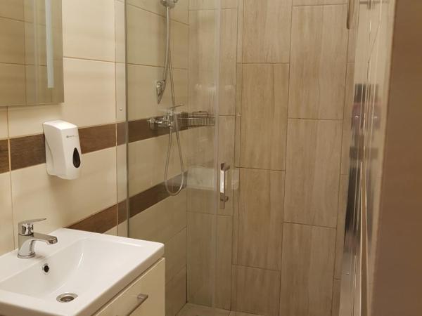 Hostel Mleczna - Metro Zacisze : photo 2 de la chambre chambre triple avec salle de bains privative