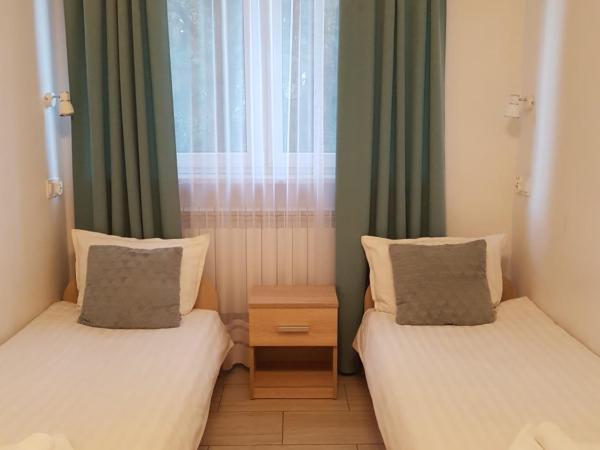 Hostel Mleczna - Metro Zacisze : photo 3 de la chambre chambre triple avec salle de bains privative