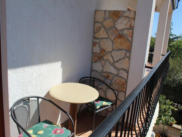 Rooms and Apartment Feral : photo 8 de la chambre chambre double classique avec balcon - vue sur jardin