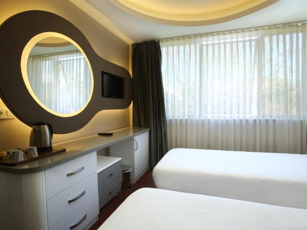 IS Hotel : photo 3 de la chambre chambre lits jumeaux - vue sur jardin