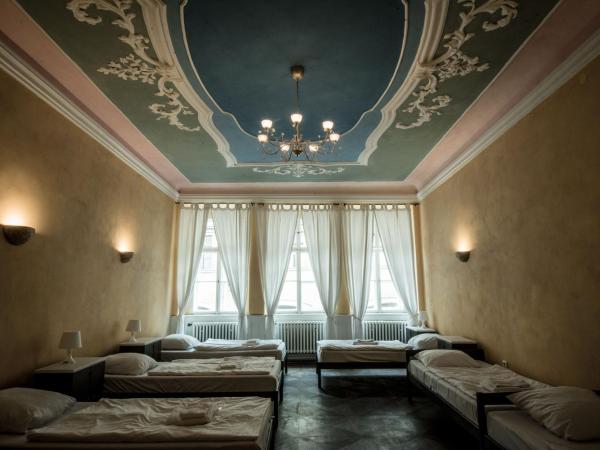 Charles Bridge Hostel & Apartments : photo 1 de la chambre lit simple dans dortoir pour femmes