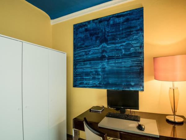 Charles Bridge Hostel & Apartments : photo 3 de la chambre chambre double ou lits jumeaux avec salle de bains commune