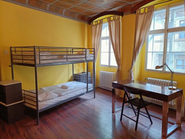 Charles Bridge Hostel & Apartments : photo 2 de la chambre lit dans dortoir 6 lits