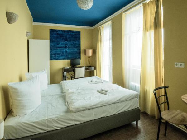 Charles Bridge Hostel & Apartments : photo 1 de la chambre chambre double ou lits jumeaux avec salle de bains commune