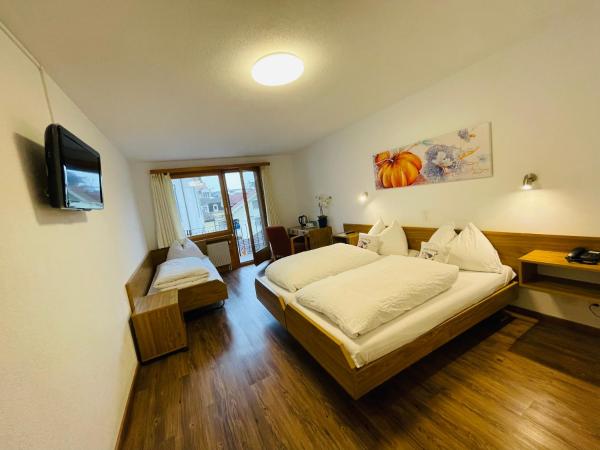 Hotel Toscana : photo 1 de la chambre chambre triple standard avec balcon