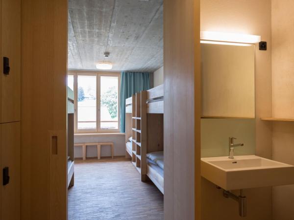 Gstaad Saanenland Youth Hostel : photo 1 de la chambre lit simple dans chambre sextuple