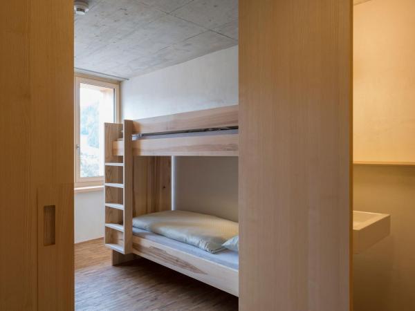 Gstaad Saanenland Youth Hostel : photo 1 de la chambre lit simple dans chambre quadruple