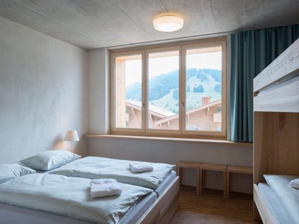 Gstaad Saanenland Youth Hostel : photo 5 de la chambre chambre quadruple avec douche