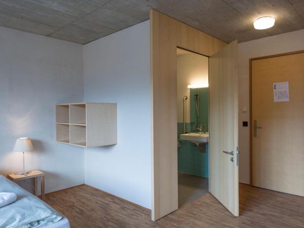Gstaad Saanenland Youth Hostel : photo 6 de la chambre chambre double ou lits jumeaux avec salle de bains privative