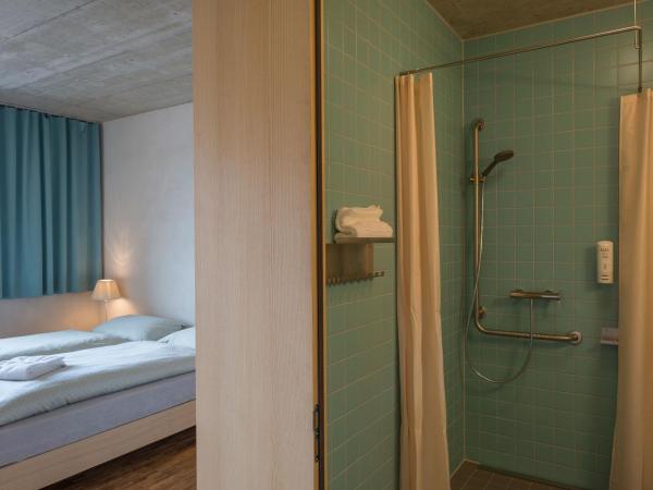 Gstaad Saanenland Youth Hostel : photo 1 de la chambre chambre double ou lits jumeaux avec salle de bains privative