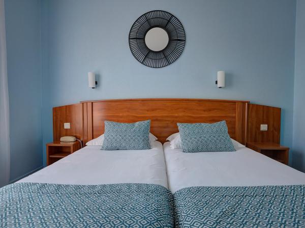 Brit Hotel Europ Bergerac : photo 1 de la chambre chambre lits jumeaux