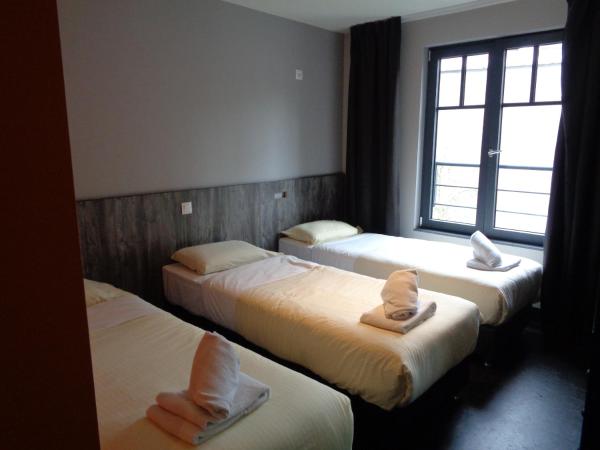 Brxxl 5 City Centre Hostel : photo 6 de la chambre chambre triple avec salle de bains privative