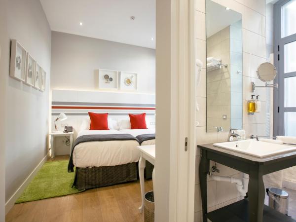 Legazpi Doce Rooms & Suites : photo 4 de la chambre chambre double ou lits jumeaux - vue sur ville