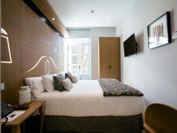 Legazpi Doce Rooms & Suites : photo 4 de la chambre chambre double ou lits jumeaux avec balcon