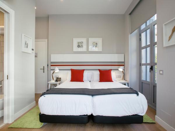 Legazpi Doce Rooms & Suites : photo 6 de la chambre chambre double ou lits jumeaux avec balcon