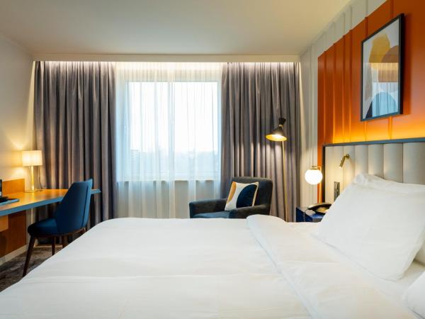 voco Dusseldorf Seestern, an IHG Hotel : photo 1 de la chambre chambre lit king-size cour - non-fumeurs