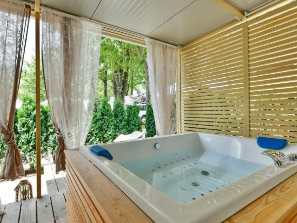Polidor Camping Resort : photo 9 de la chambre mobile home 2 chambres deluxe avec jacuzzi