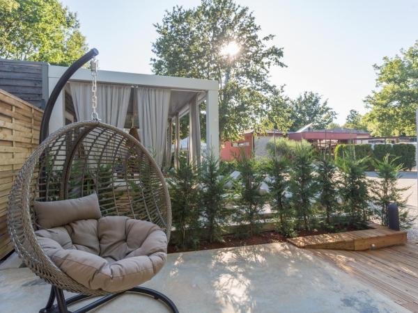 Polidor Camping Resort : photo 4 de la chambre family three-bedroom mobile home with hot tub