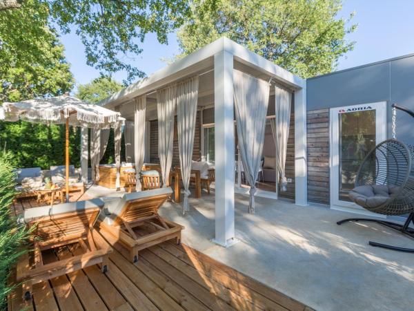 Polidor Camping Resort : photo 3 de la chambre family three-bedroom mobile home with hot tub