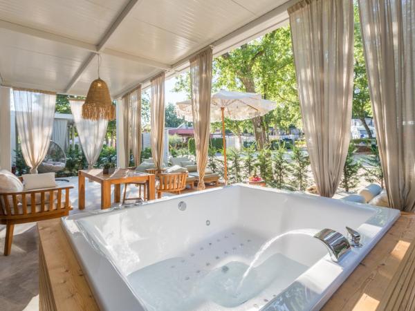 Polidor Camping Resort : photo 8 de la chambre family three-bedroom mobile home with hot tub