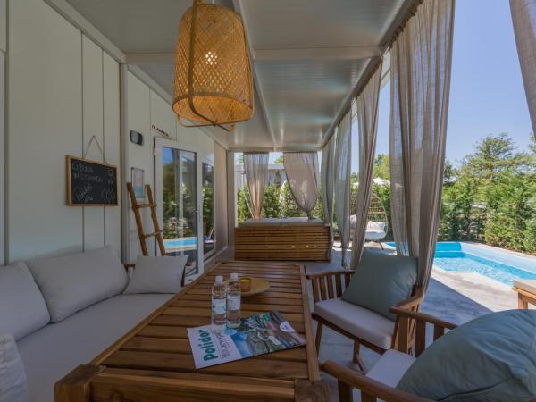 Polidor Camping Resort : photo 9 de la chambre villa de luxe avec piscine privée