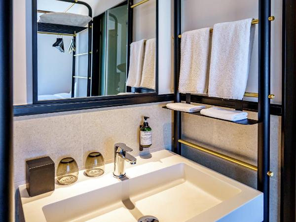 FORM Hotel Al Jadaf, Dubai, a Member of Design Hotels : photo 10 de la chambre chambre lit king-size idéale - vue sur ville