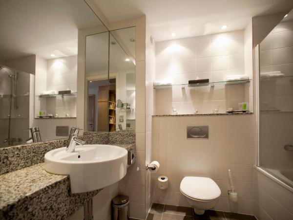 Kilkenny Pembroke Hotel : photo 4 de la chambre chambre lit king-size - vue sur château