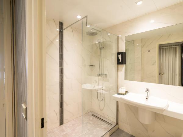 Aigle Noir Fontainebleau MGallery : photo 9 de la chambre chambre double ou lits jumeaux classique - vue sur cour