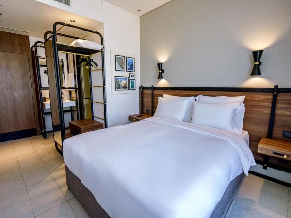 FORM Hotel Al Jadaf, Dubai, a Member of Design Hotels : photo 4 de la chambre chambre lit king-size idéale - vue sur ville