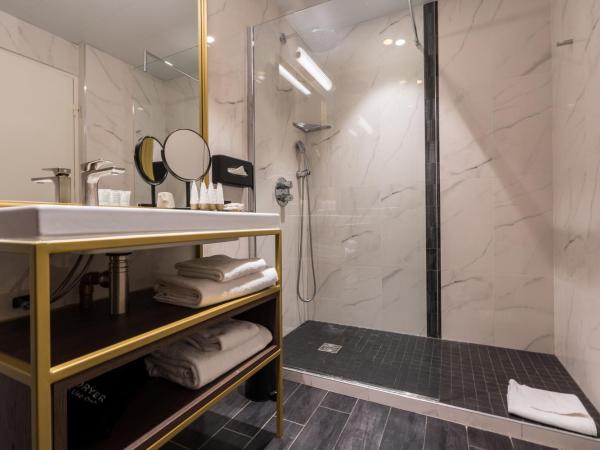 Aigle Noir Fontainebleau MGallery : photo 8 de la chambre chambre supérieure avec lit king-size et vue sur la cour