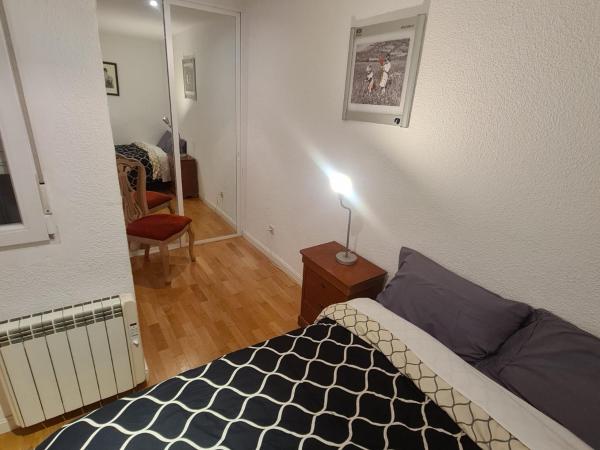 GRAN VIA VALVERDE Apartaments & ROOMS PARKING : photo 3 de la chambre chambre double standard avec salle de bains commune