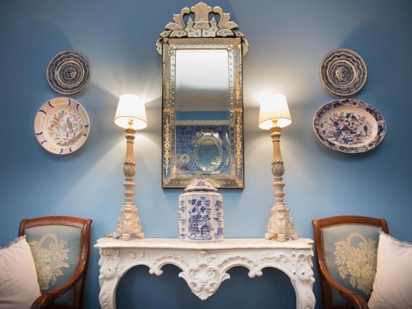 Carcassonne Bed and Breakfast du Palais : photo 4 de la chambre chambre lit king-size - vue sur piscine