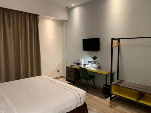 K Hotel : photo 4 de la chambre chambre lit king-size deluxe