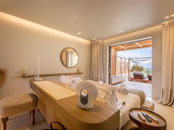 Avgoustos Suites Naxos : photo 1 de la chambre suite avec bain à remous extérieur et banquette-lit - vue sur mer 