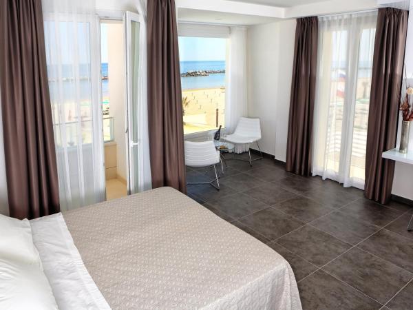 Baldinini Hotel : photo 8 de la chambre chambre double ou lits jumeaux deluxe - vue sur mer