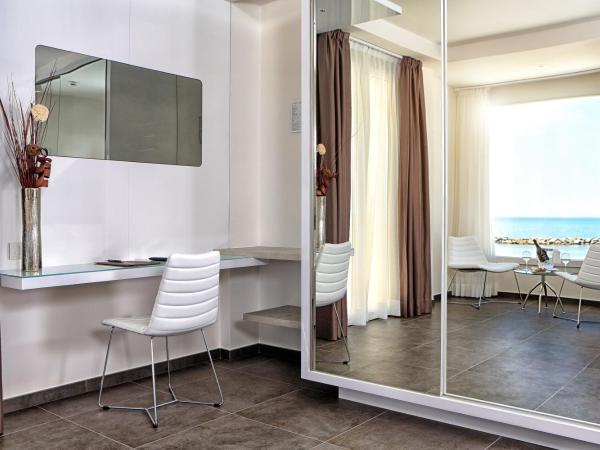 Baldinini Hotel : photo 7 de la chambre chambre double ou lits jumeaux deluxe - vue sur mer