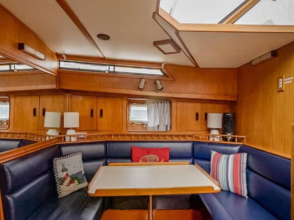 2BR Spacious & Comfy 43' Yacht - Heat & AC - On the Freedom Trail - Best Nights Sleep : photo 3 de la chambre appartement 2 chambres