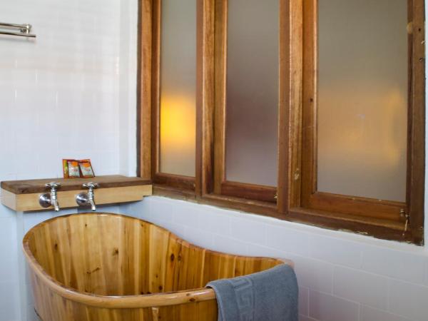 Ren I Tang Heritage Inn : photo 4 de la chambre chambre baignoire