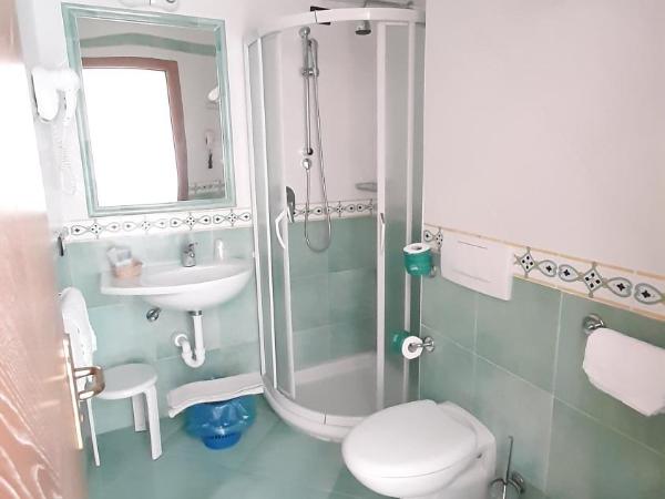 Hotel Albatros : photo 1 de la chambre chambre triple (2 adultes & 1 enfant)