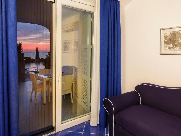 Ischia Blu Resort : photo 7 de la chambre appartement 1 chambre de luxe avec vue sur la mer