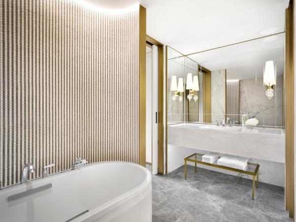 Sofitel Ambassador Seoul Hotel & Serviced Residences : photo 8 de la chambre suite prestige avec accès club millésime, 1 lit king size, vue lac