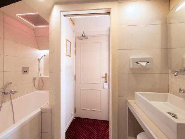 Hotel Restaurant Le Maréchal - Teritoria : photo 9 de la chambre chambre de luxe avec lit à baldaquin (2 adultes)